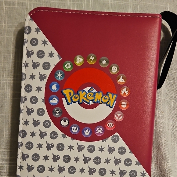 Eevee Trading Card Binder -50 Sleeves , Wrist Strap & Zip Closure NEW - Picture 2 of 3